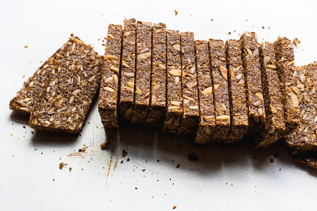 Rebanadas de pan proteico con semillas de girasol y lino, un alimento saludable y nutritivo.