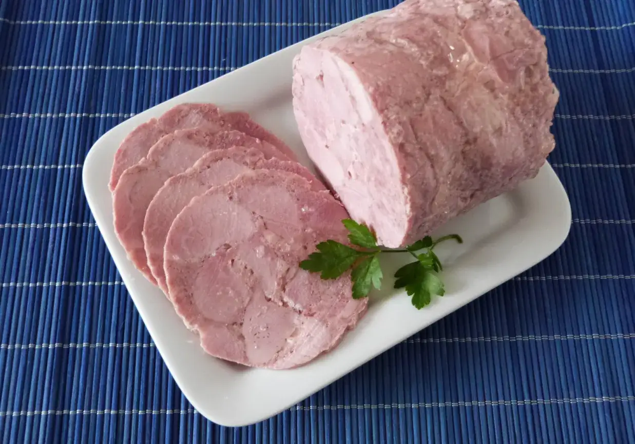 Pokrojona szynka z szynkowara, gotowa do podania. Idealna do kanapek, a przepisy na jej przygotowanie znajdziesz w internecie.