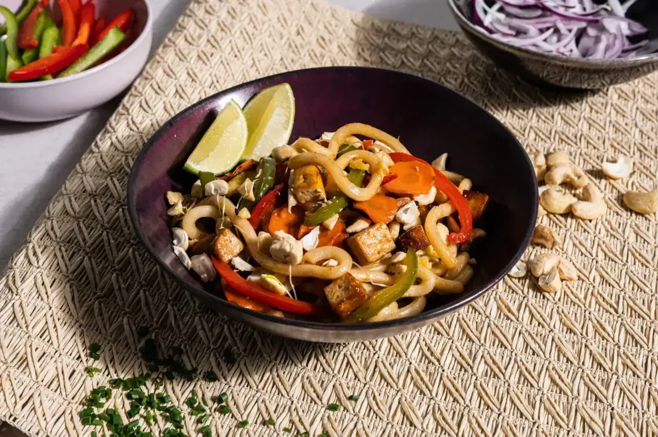 Pyszny makaron udon z warzywami i tofu, idealny na szybki obiad. To proste makaron udon przepis, który zachwyci każdego.