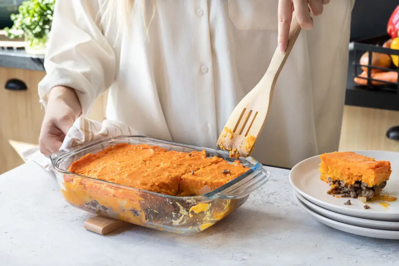 Un plat de hachis parmentier à la patate douce est servi. La question est : est ce que le verre va au four ? Oui, ce plat est prêt à être dégusté.