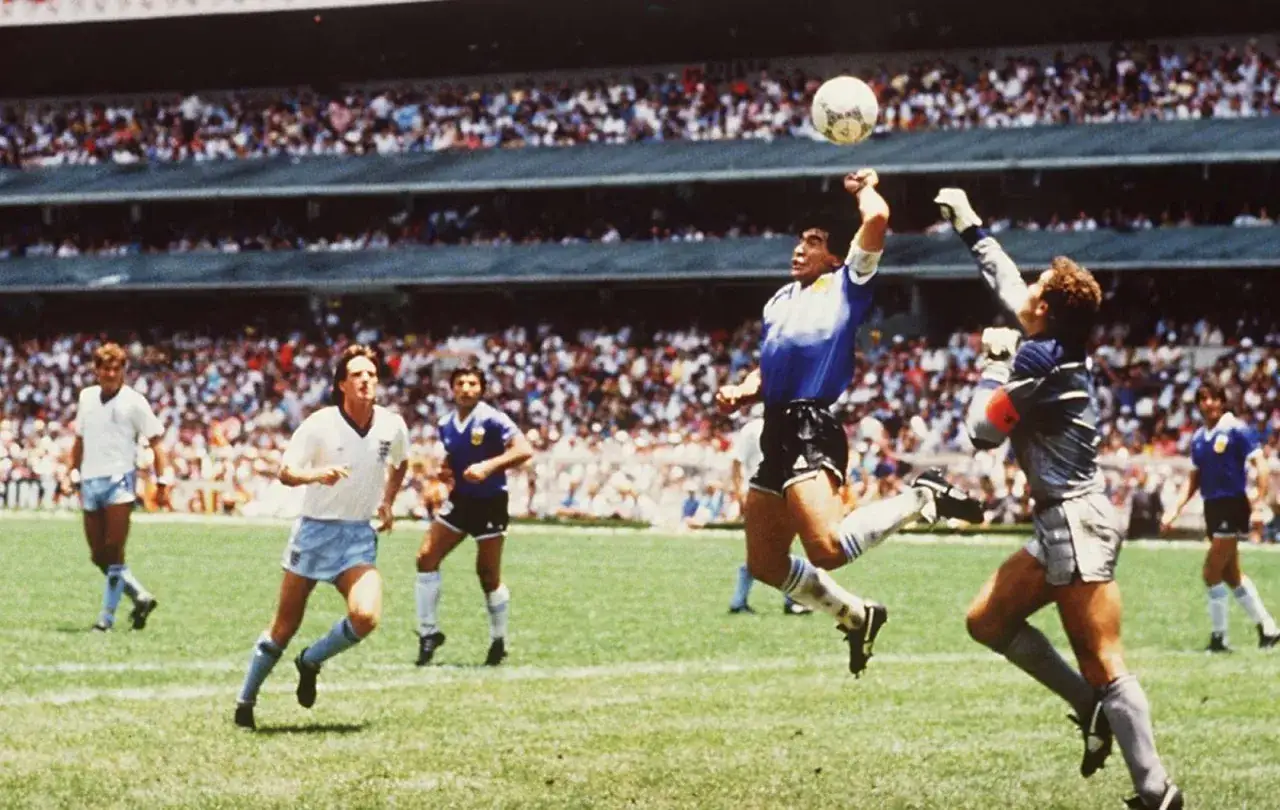Diego Maradona, w słynnym meczu, używa 