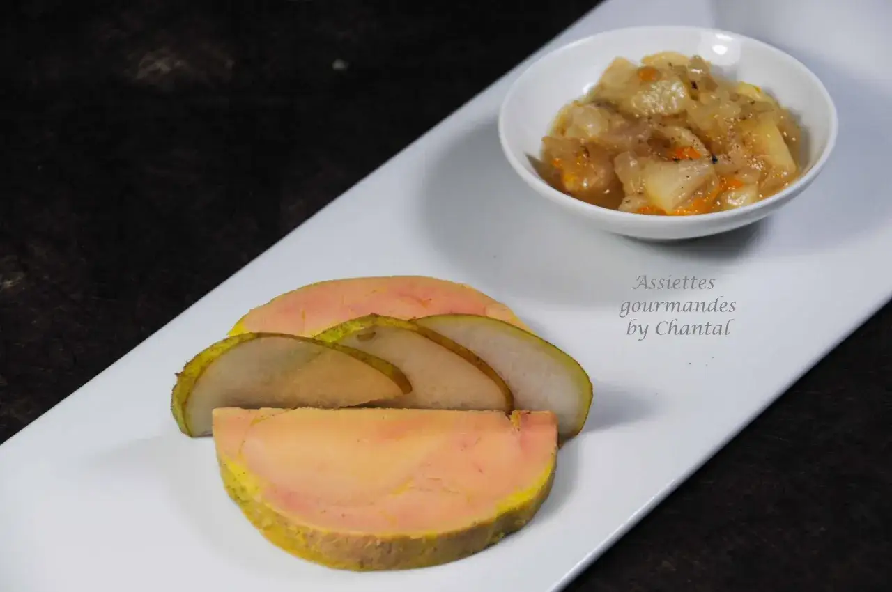 Tranche de foie gras et poires fines, pr&ecirc;ts &agrave; sortir du frigo pour un d&eacute;lice. Un petit bol de chutney accompagne ce plat.