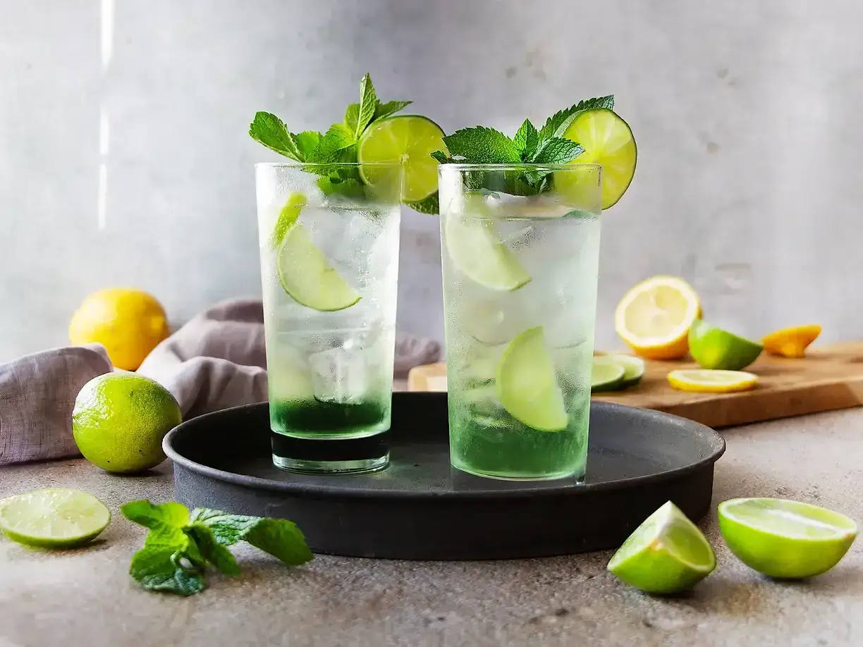 Tv&aring; uppfriskande drinkar med is, lime och mynta. Perfekt f&ouml;r en varm sommardag, denna drink p2 ser otroligt god ut.