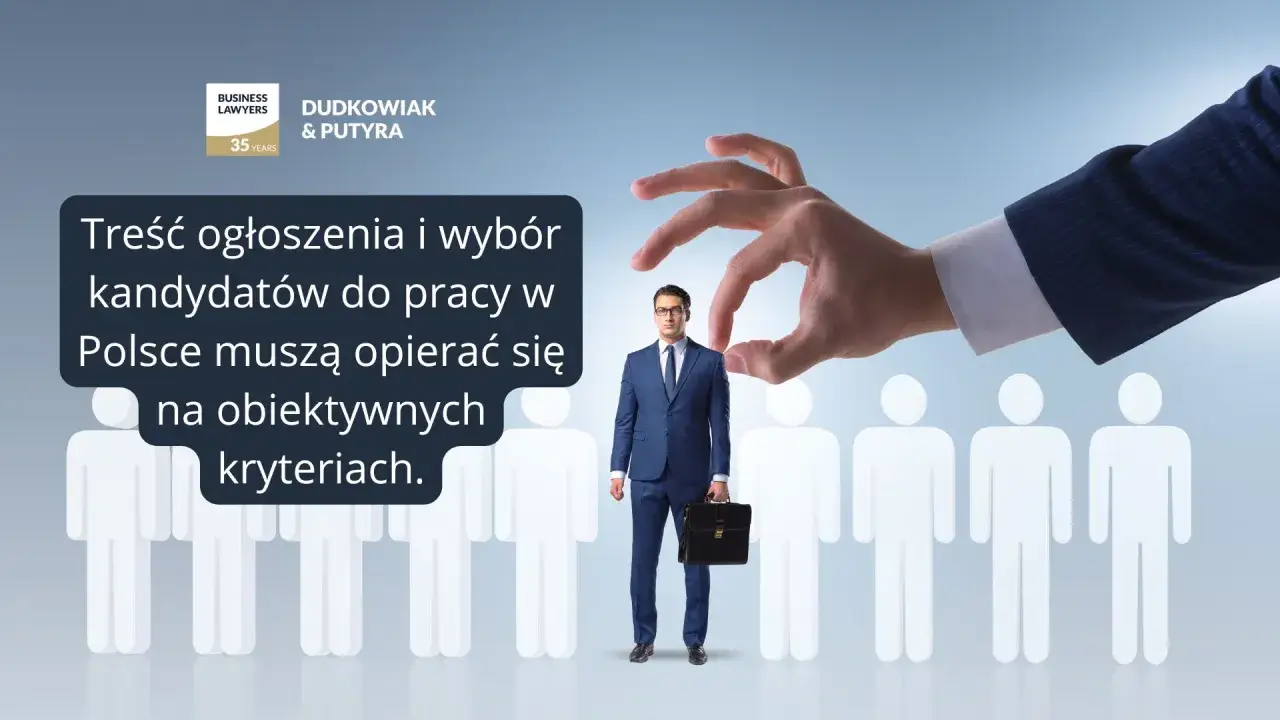 Ręka wybiera kandydata do pracy. Jak zatrudnić pracownika? Ogłoszenie i wybór muszą opierać się na obiektywnych kryteriach.