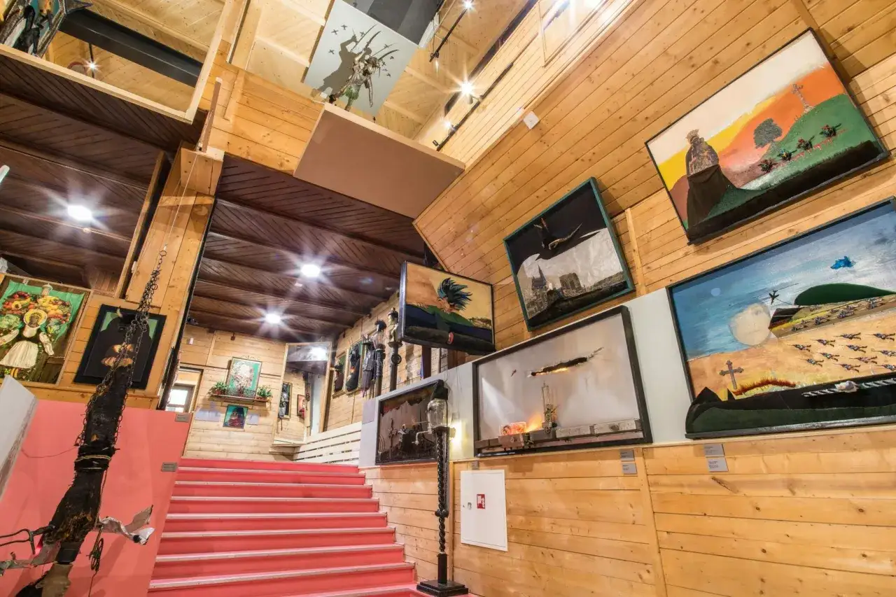 Wnętrze galerii Władysława Hasiora. Drewniane ściany, schody i obrazy tworzą niepowtarzalny klimat.