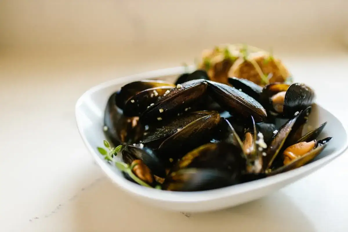 Un bol de moules savoureuses, parfaites pour une portion individuelle. La quantité par personne est idéale pour un repas léger.
