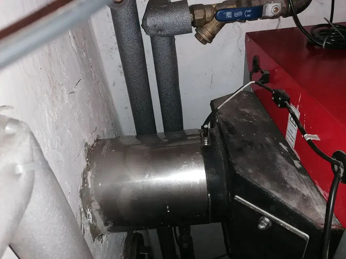 Czujnik monitoruje temperaturę spalin w kotle 5 klasy, podłączony do czerwonej jednostki.