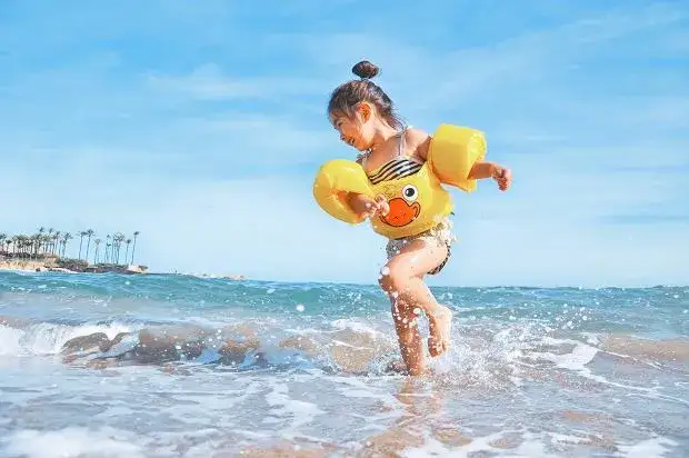 dzieci na plaży nad Bałtykiem
