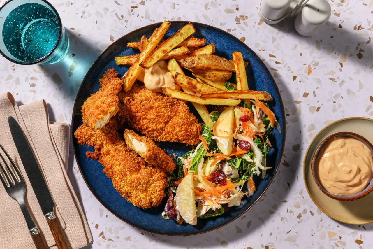 Krispiga kycklingfil&eacute;er med pommes frites, sallad och en kr&auml;mig dipp. Perfekt f&ouml;r en h&auml;rlig kv&auml;ll med grillad hel kyckling-k&auml;nsla.