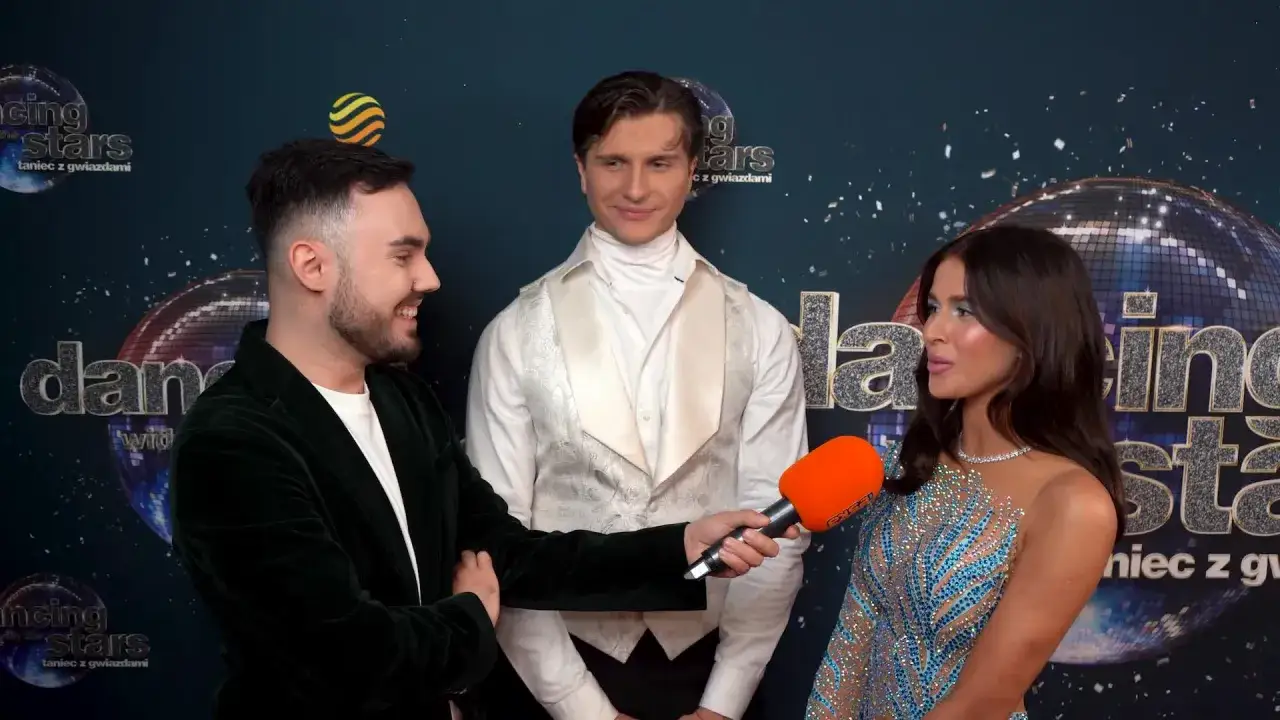 Kevin Mglej i Roxie Węgiel z mikrofonem na tle logo