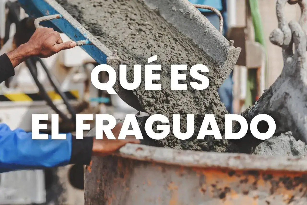 Hormigón fresco vertiéndose. El proceso de fraguado del hormigón es crucial para la construcción.