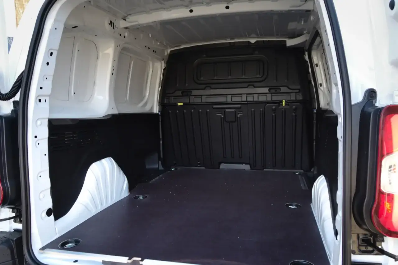 Pusta przestrzeń ładunkowa białego **Toyota Proace City Long** gotowa na transport.