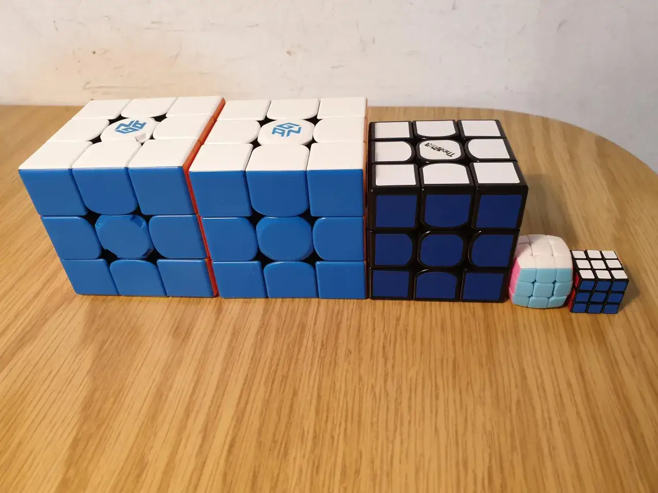 En rad med Rubiks kub-liknande pussel i olika storlekar, från stora till en liten rubiks kub.