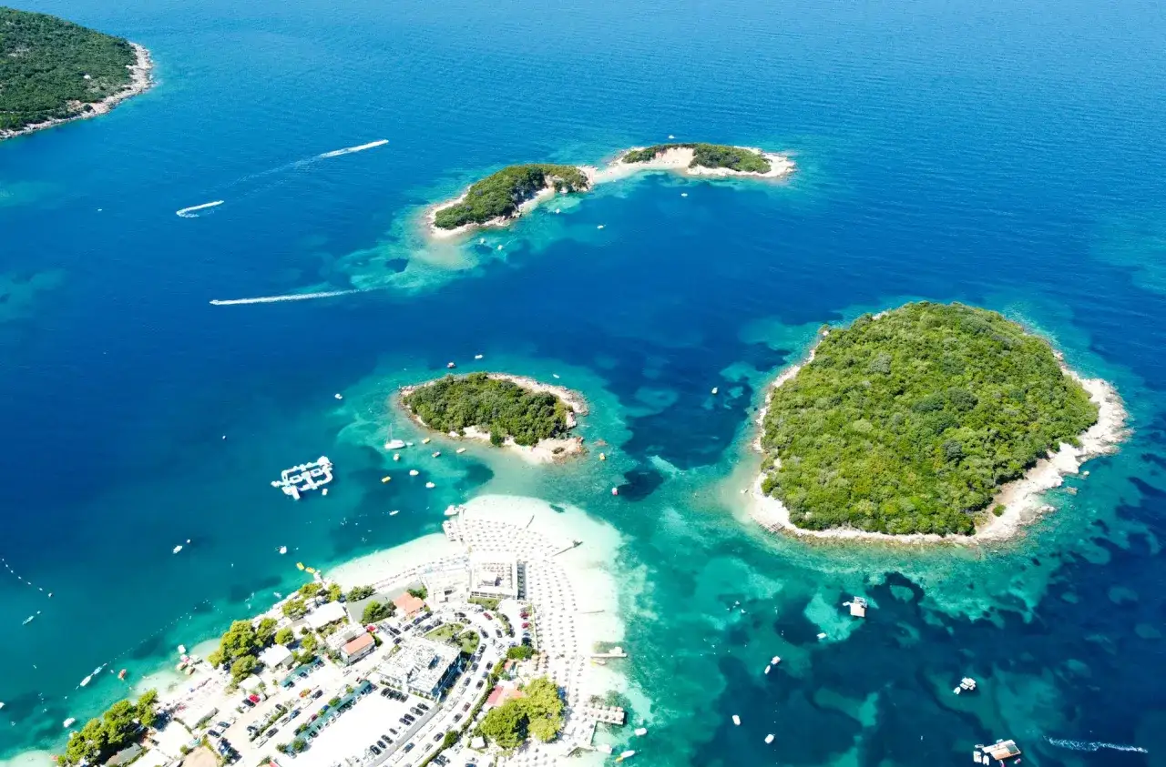 Widok na turkusowe morze i zielone wyspy w Ksamilu, Albania. Wygląda jak hiszpania albania.