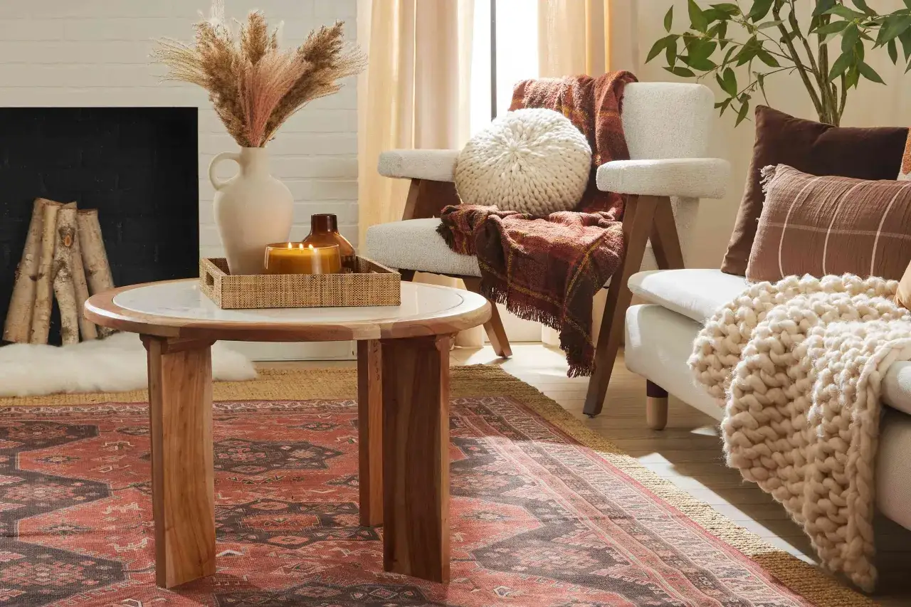 Salon cosy avec chemin&eacute;e, bougies et coussins. Une d&eacute;coration automne facile &agrave; faire pour une ambiance chaleureuse.