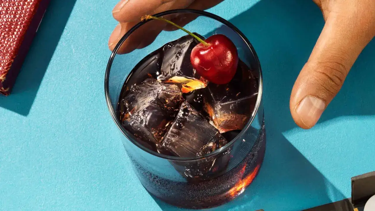 Ciemny drink z lodem i wiśnią, idealny na letnie popołudnie. Czarny rusek drink orzeźwia i smakuje wybornie.