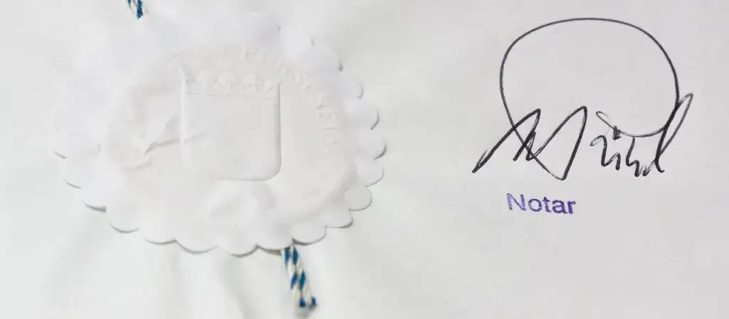 tłumacz przysięgły w sądzie lub u notariusza