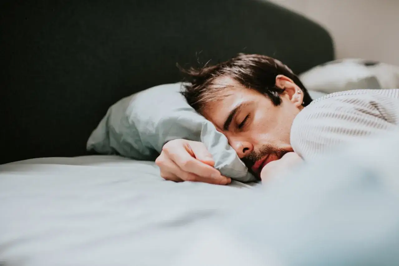 Man sover djupt, en viktig del för att reglera nervsystemet och återhämta sig.