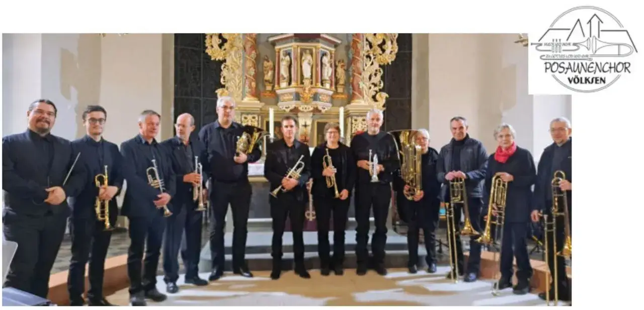 Posaunenchor Völksen in Kirche. Die Musiker mit ihren Instrumenten erinnern daran, warum wir Himmelfahrt feiern: die Hoffnung auf Gottes Nähe.