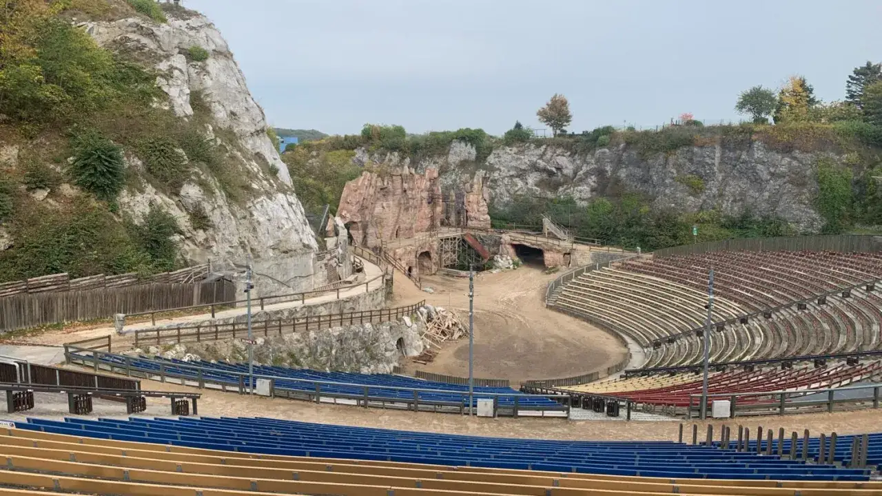 Freilichtb&uuml;hne mit Felsen und Trib&uuml;nen, ideal f&uuml;r spannende **Bad Segeberg Unternehmungen** wie Karl-May-Spiele.