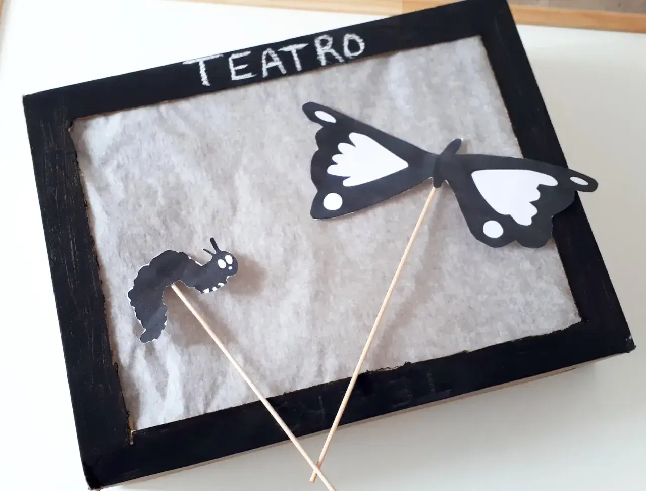 Un gusano y una mariposa de papel listos para un divertido teatro de sombras para ni&ntilde;os.