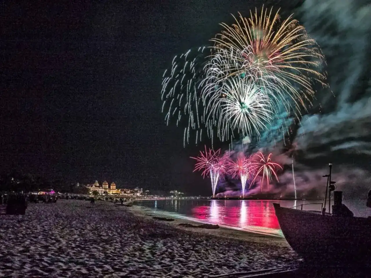 Spektakul&auml;res Feuerwerk &uuml;ber dem Strand von Binz. Ein unvergesslicher Silvesterabend mit leuchtenden Farben am Himmel und reflektierenden Lichtern im Meer.