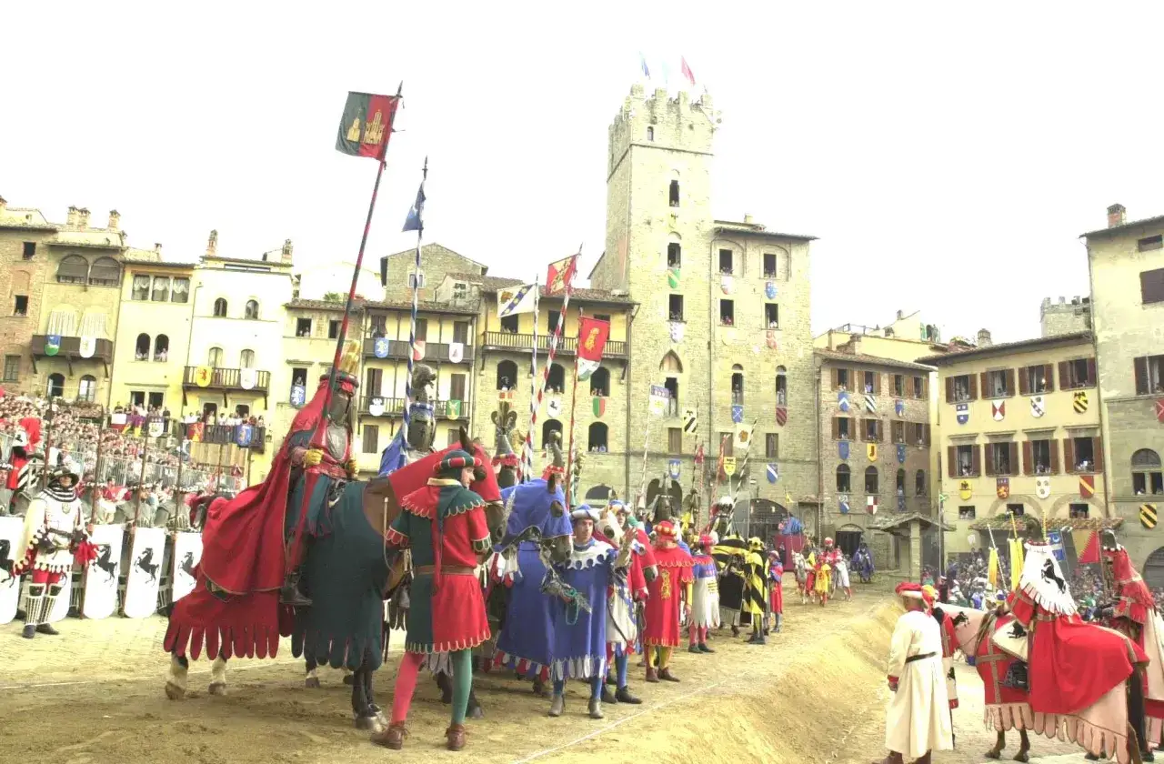 Arezzo &egrave; famosa per il Giostra del Saracino, una rievocazione storica medievale con cavalieri in armatura e cavalli.