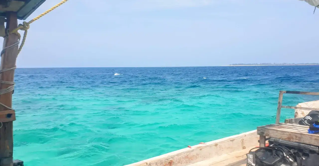 T&uuml;rkisblaues Meer vor Sansibar, ideal f&uuml;r Tauchg&auml;nge. Die beste Reisezeit f&uuml;r Sansibar ist jetzt!