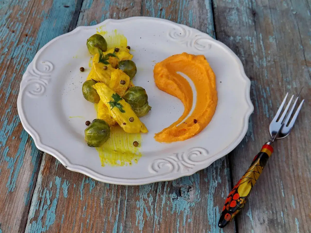 Pyszne danie z kurczakiem, brukselką i gładkim puree z batata.