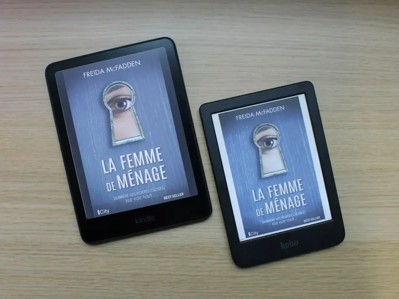 Deux liseuses affichent la couverture du livre
