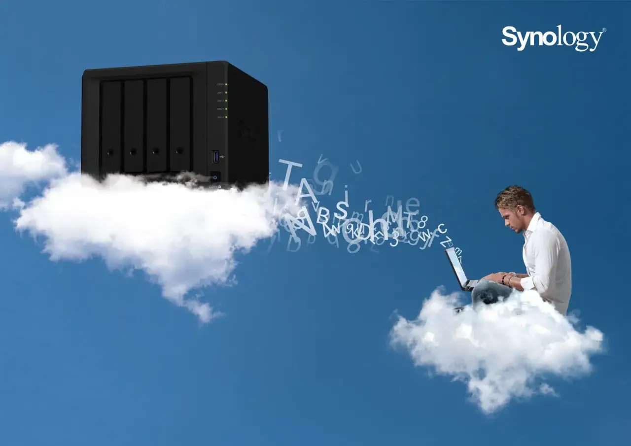 Synology Drive: czarny serwer NAS na chmurze, z którego wypływają litery do mężczyzny pracującego na laptopie, również na chmurze.