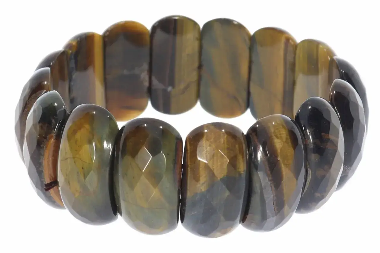 Armband aus facettierten Tigerauge-Steinen. Das Falkenauge, oft mit dem Tigerauge assoziiert, steht für Schutz und Klarheit.