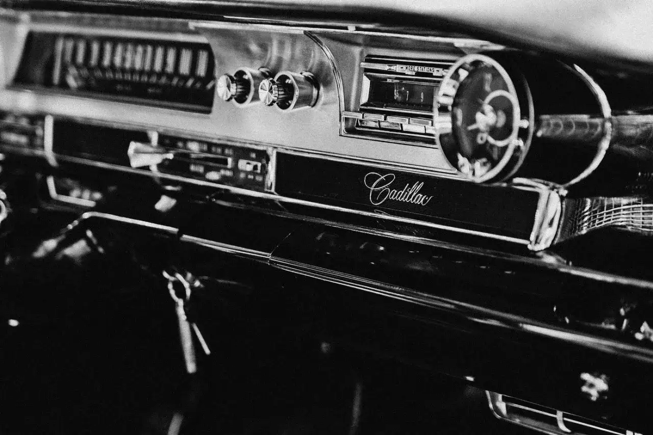 Wnętrze Cadillaca z lat 60. z radiem i kluczykami. Klasyczny beru.