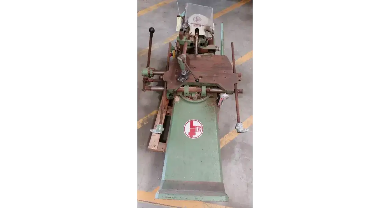 Mortaiseuse Lyon Flex verte, machine d'atelier avec leviers et une protection transparente.