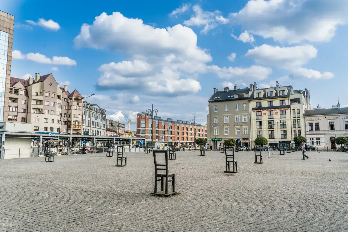 Plac Bohater&oacute;w Getta w Krakowie, miejsce pamięci i refleksji. To jedno z miejsc, co można zwiedzić w Krakowie, by poznać jego historię.