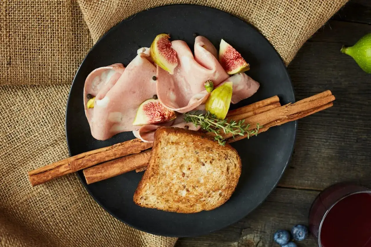 Mortadella med fikon och rostat br&ouml;d, en delikatess som kan passa &auml;ven under graviditet. Kryddor och b&auml;r full&auml;ndar anr&auml;ttningen.