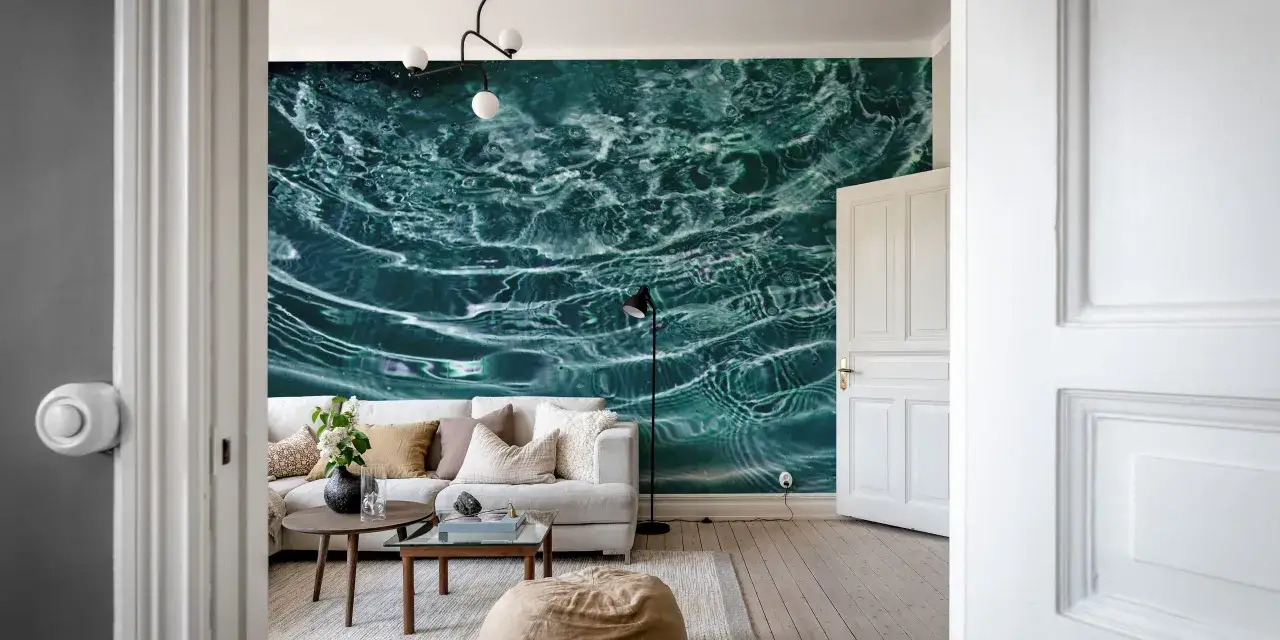 Tapeta ocean z falami i bąbelkami wody tworzy relaksującą atmosferę w salonie.
