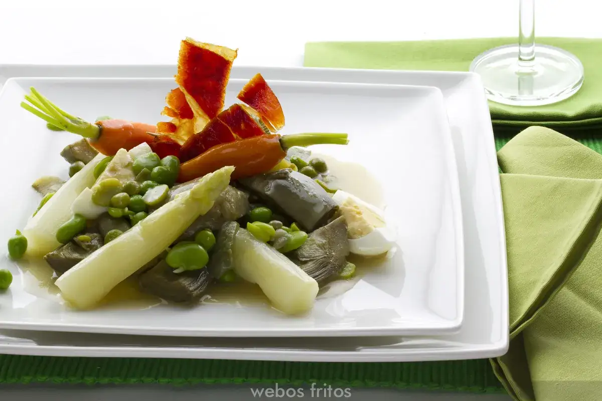 Plato de verduras con espárragos, zanahorias, habas y huevo duro. Un ejemplo de deliciosas recetas verduras.