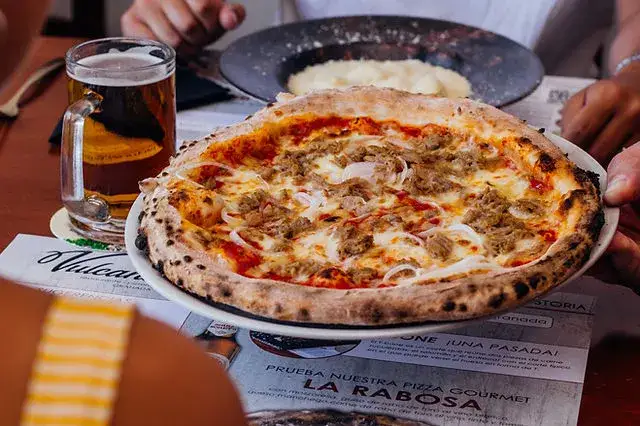 pizza artesanal en horno de le&ntilde;a restaurante Vulcano Granada