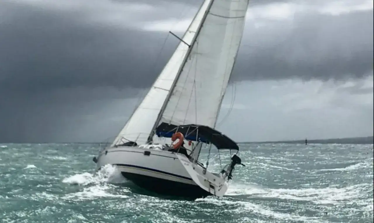 Voilier naviguant dans une mer agitée sous un ciel menaçant. Le bateau est incliné, les voiles gonflées par le vent. On ressent le frisson de l'aventure, feeling 326 avis.