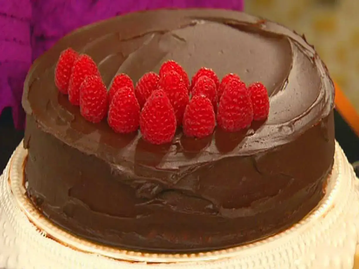 En l&auml;cker chokladt&aring;rta med kr&auml;mig frosting, dekorerad med f&auml;rska hallon. Perfekt f&ouml;r alla choklad&auml;lskare!