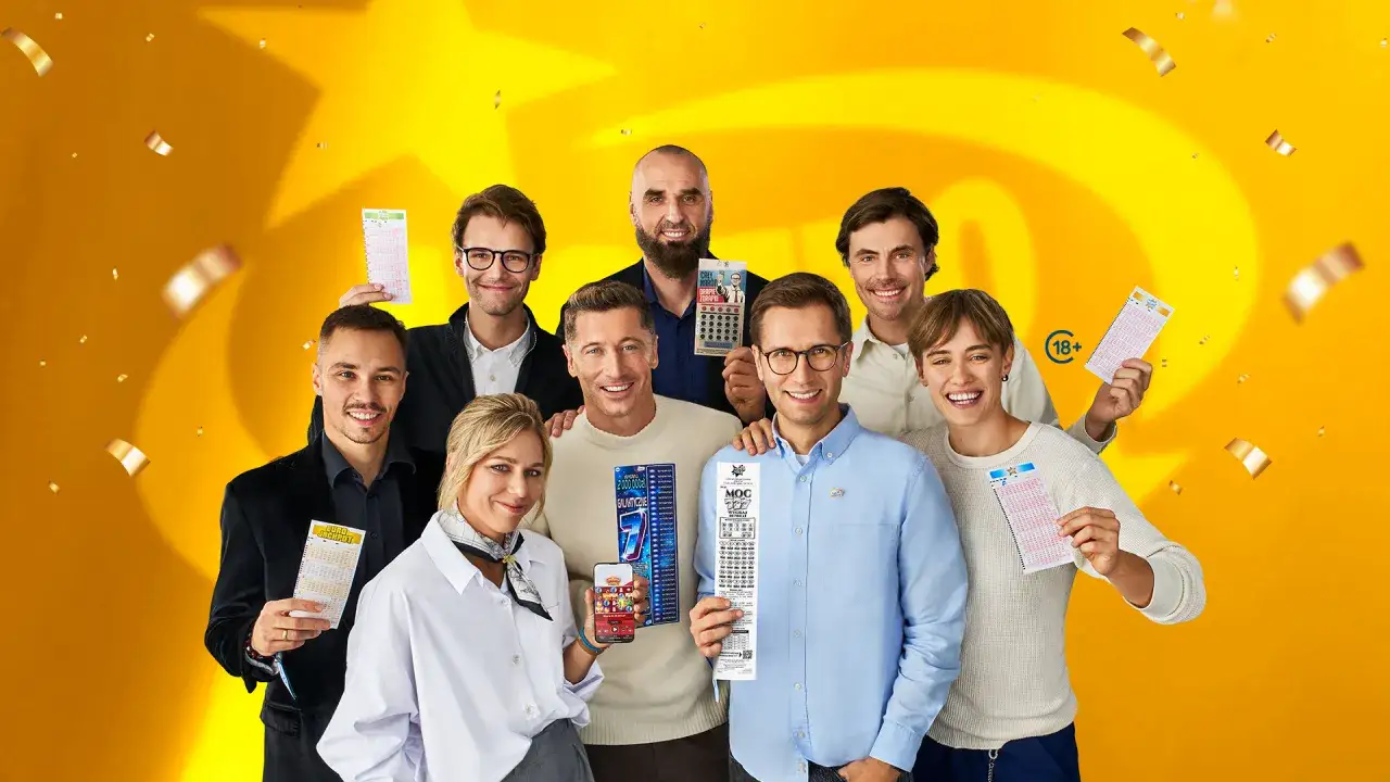 Grupa uśmiechniętych osób z kuponami lotto. Czy pracownicy Totalizatora Sportowego mają zakaz grania w Eurojackpot?