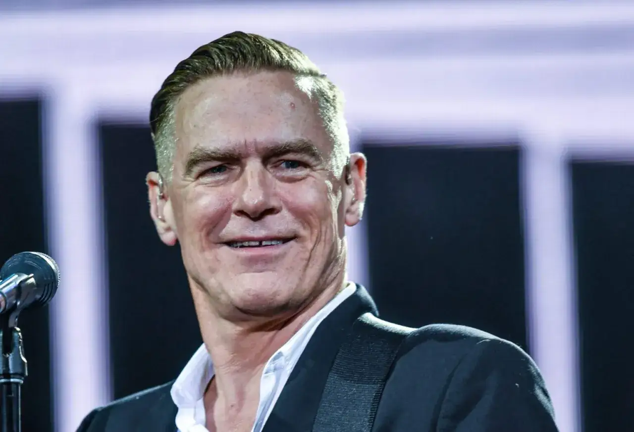 Uśmiechnięty Bryan Adams, kt&oacute;rego żona pewnie jest dumna z jego występ&oacute;w.