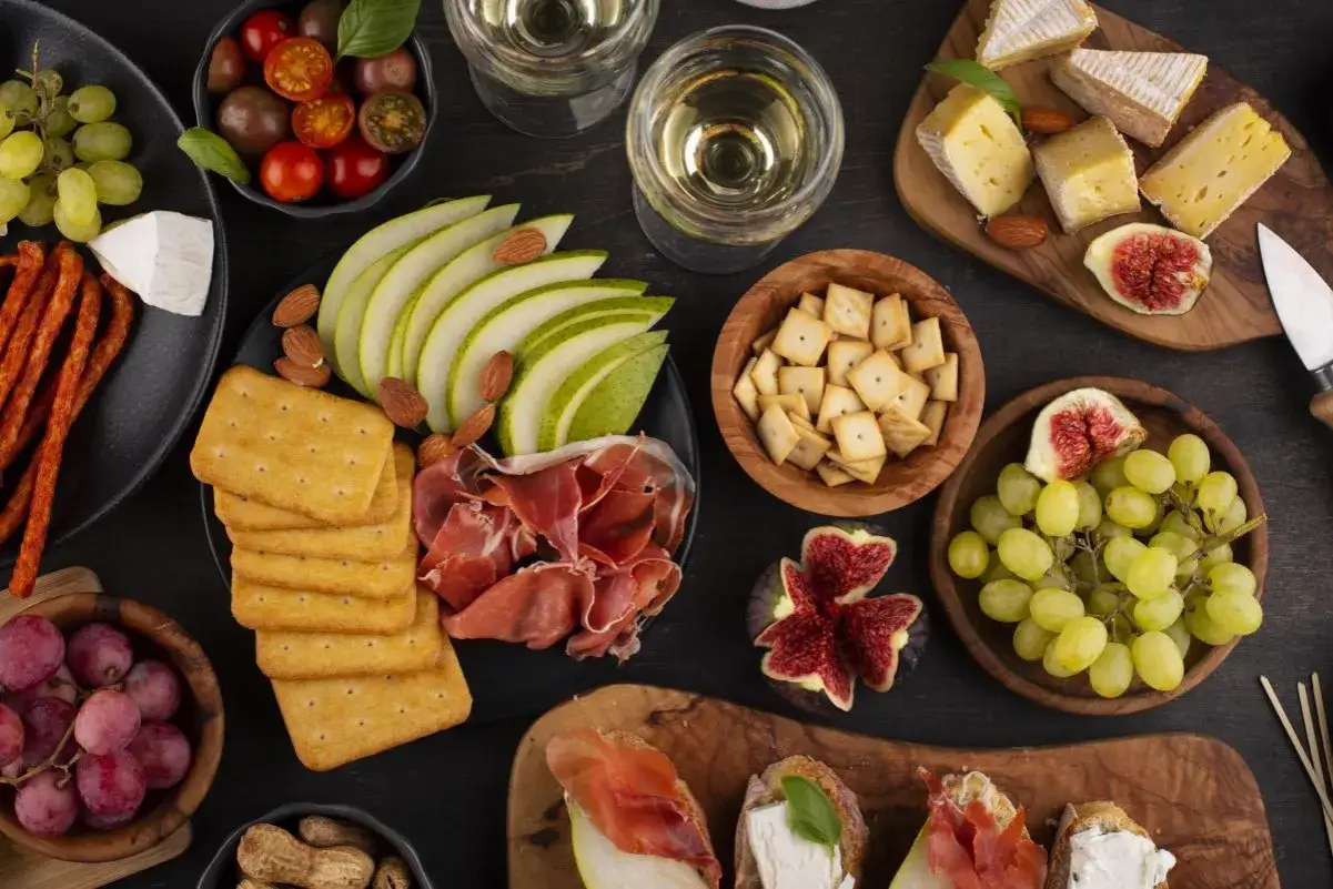 Tapas co to? Wyśmienita deska serów, wędlin, owoców i krakersów, idealna na spotkanie.