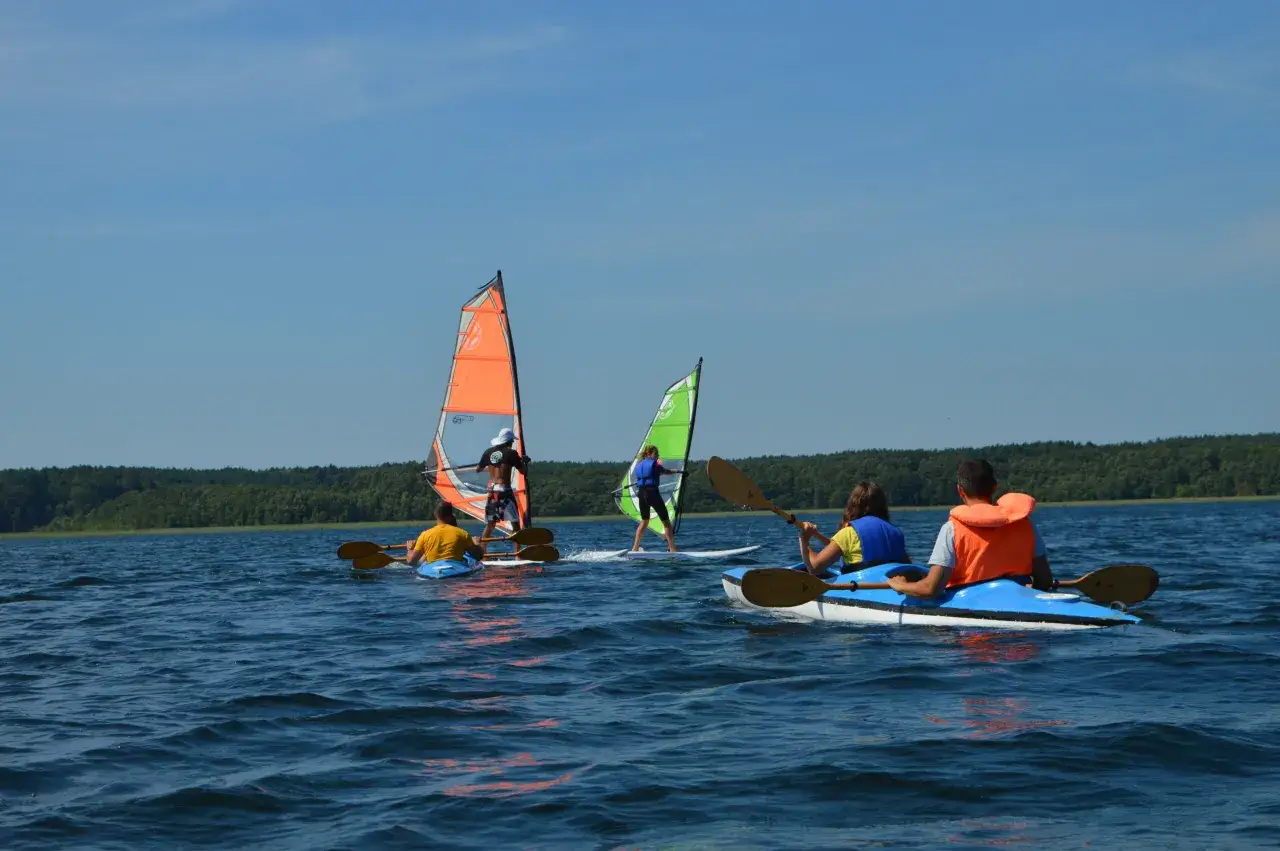 Na jeziorze Niesłysz trwa wodne szaleństwo: windsurfing i kajaki.