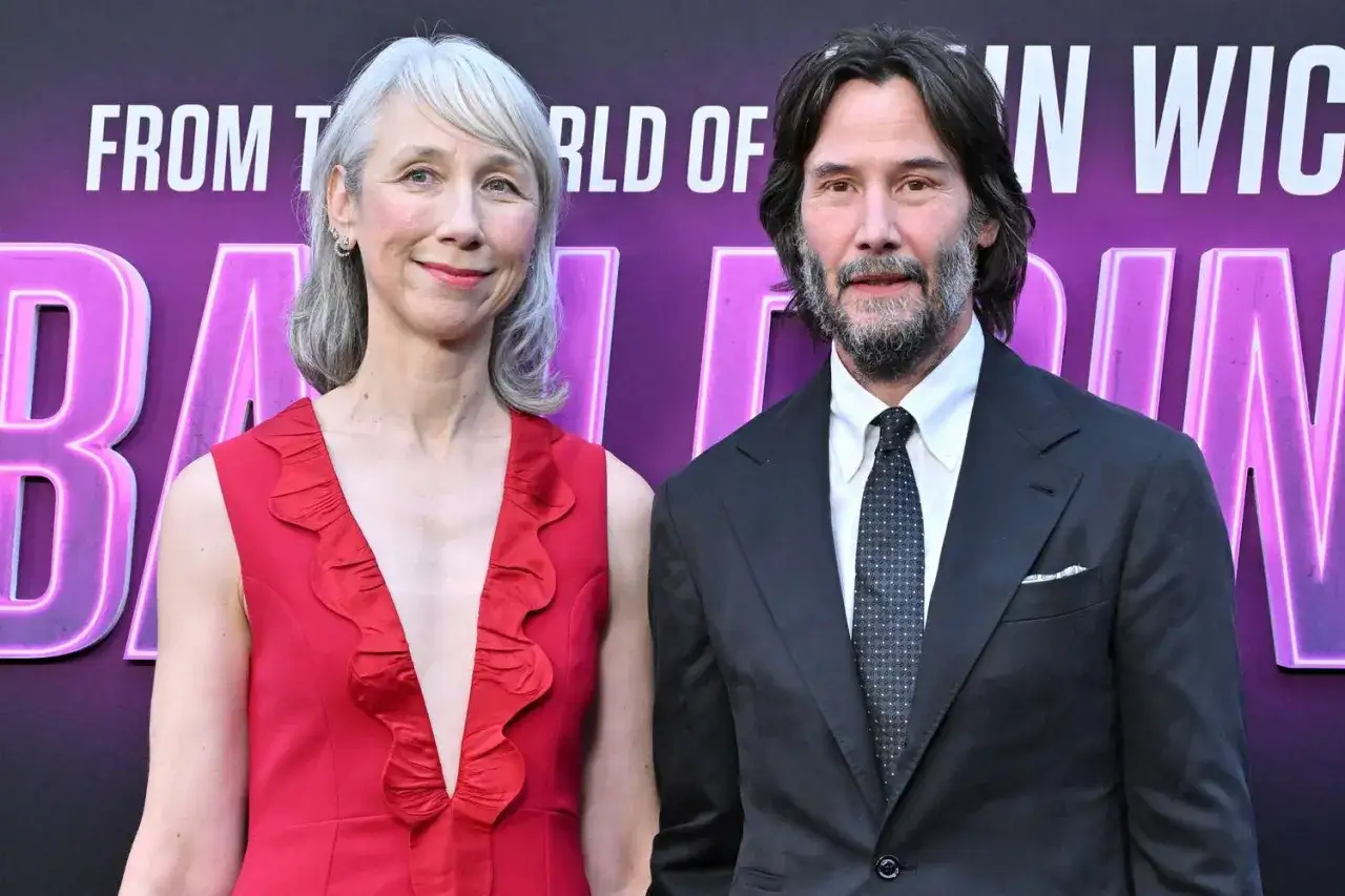 Keanu Reeves z partnerką, która wygląda jak jego żona, na premierze.