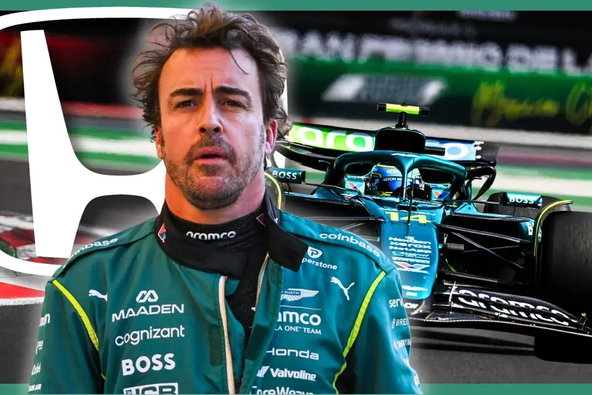 Fernando Alonso con su Aston Martin en la pista. El piloto luce el mono verde del equipo.