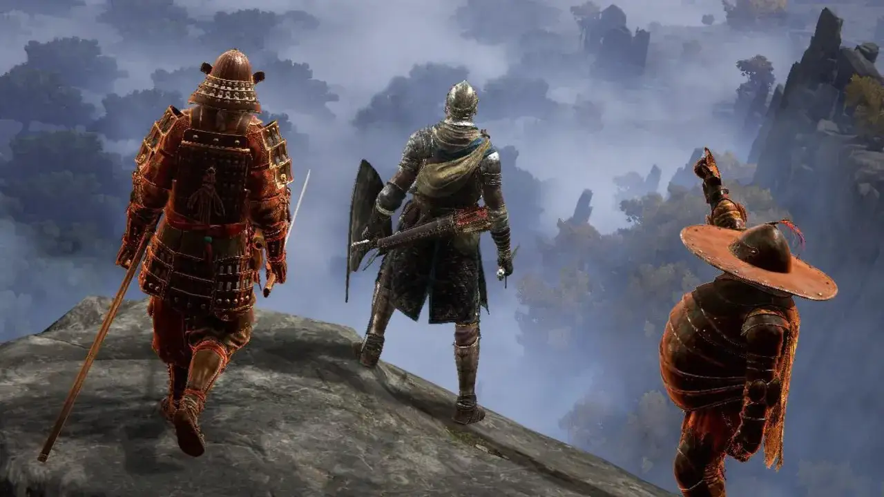 Trzech graczy w Elden Ring multiplayer na skale, jeden w zbroi samuraja, drugi w zbroi rycerza, trzeci w okrągłym kapeluszu.