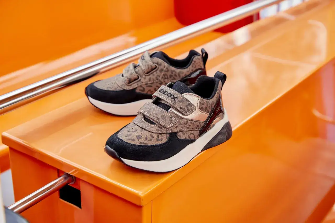 Dziecięce buty Geox w panterkę, zapinane na rzepy. Stylowe marki butów dla najmłodszych.