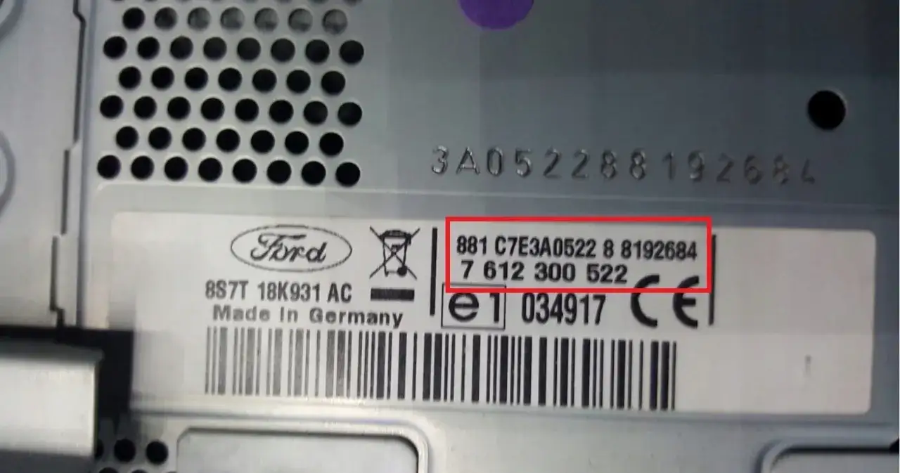 Naklejka z radiem Ford. Numer seryjny 881 C7E3A0522 8 8192684, 7 612 300 522. To może pomóc jak odkodować radio.